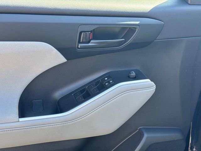 Used 2024 Toyota Highlander LE image 28