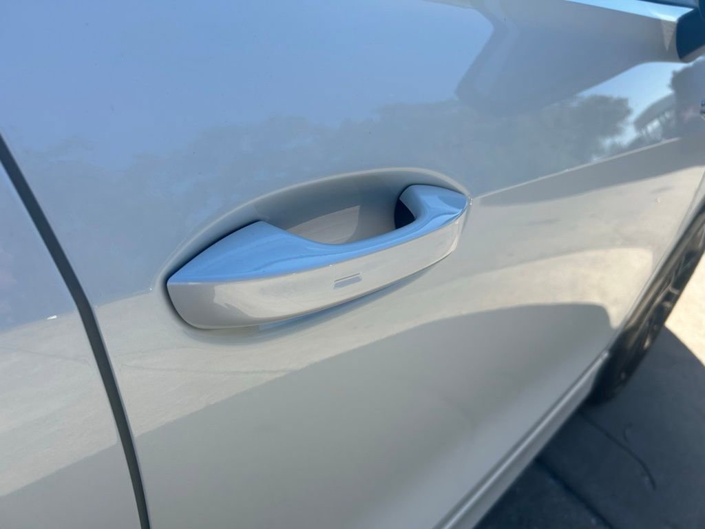 Certified 2025 Volkswagen Tiguan SE R-Line image 33