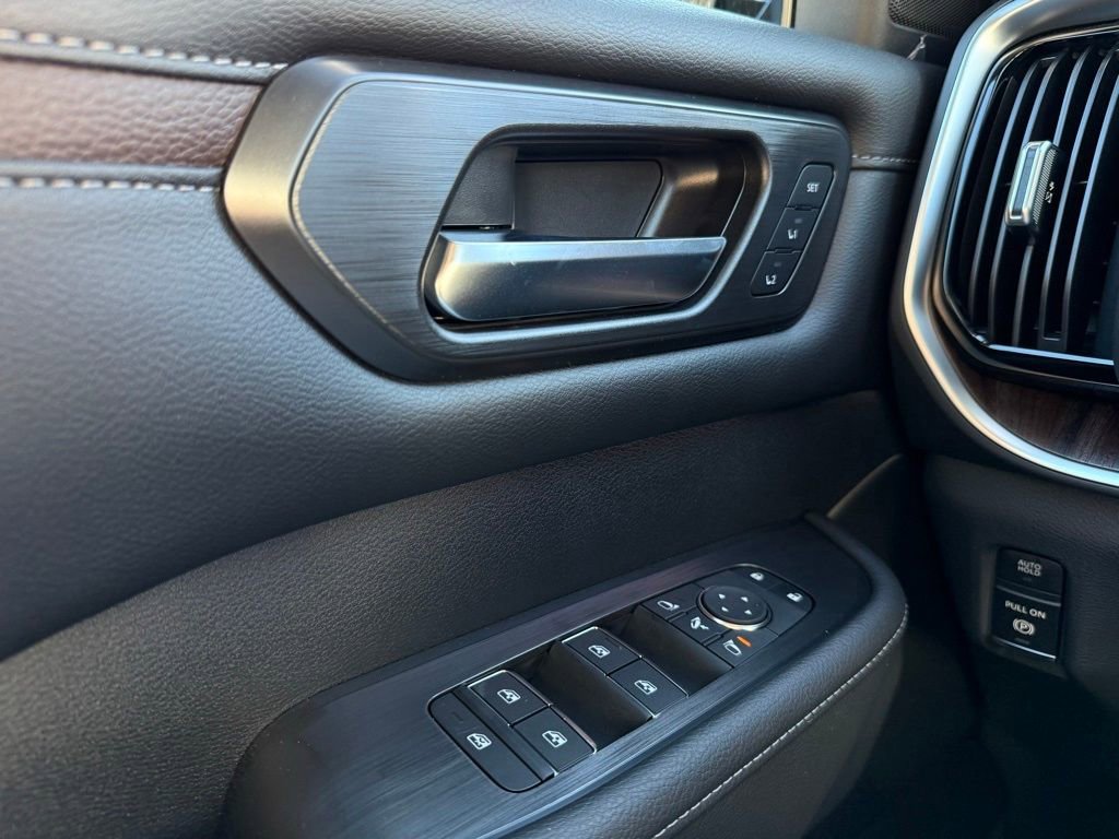 New 2025 Nissan Armada SL w/ Captain's Chari Seat Package image 15