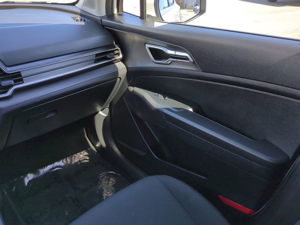 Used 2024 Kia Sportage LX image 17