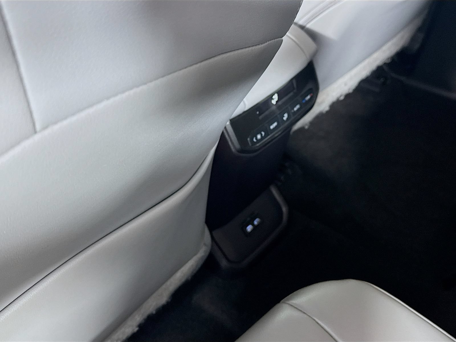Used 2023 Toyota Highlander XLE AWD/4WD image 22