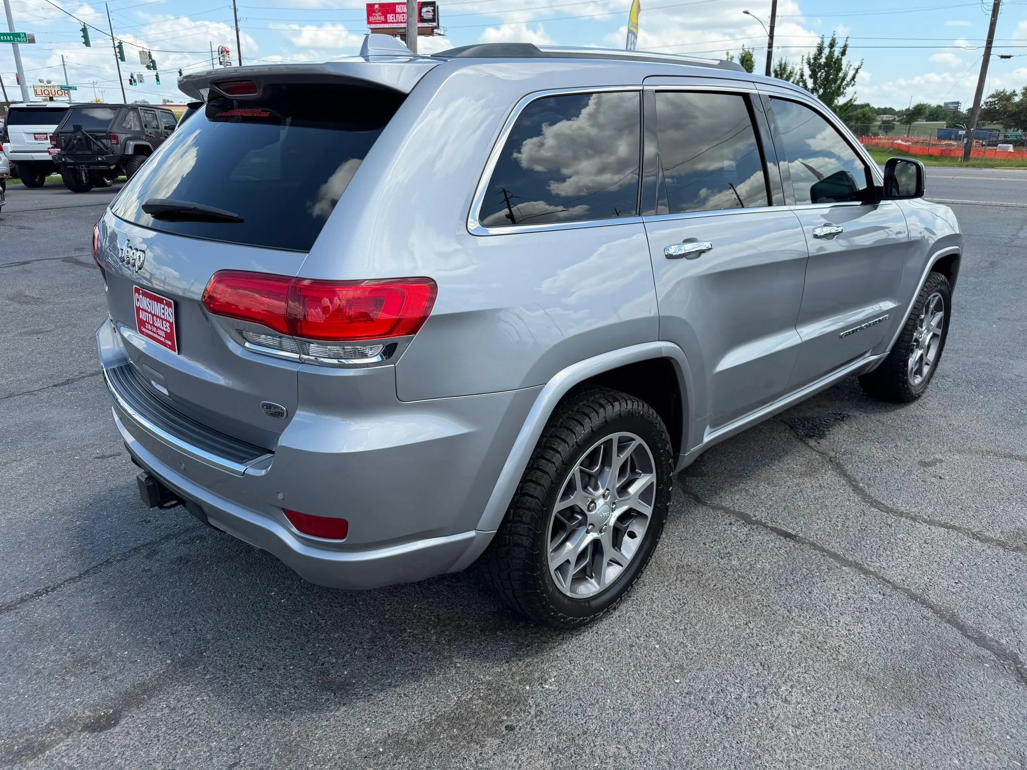 Used 2020 Jeep Grand Cherokee Overland AWD/4WD image 17