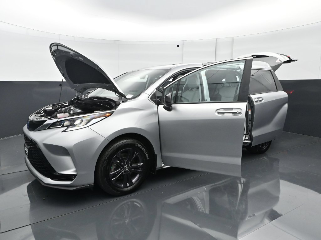 Used 2024 Toyota Sienna XSE AWD/4WD image 30