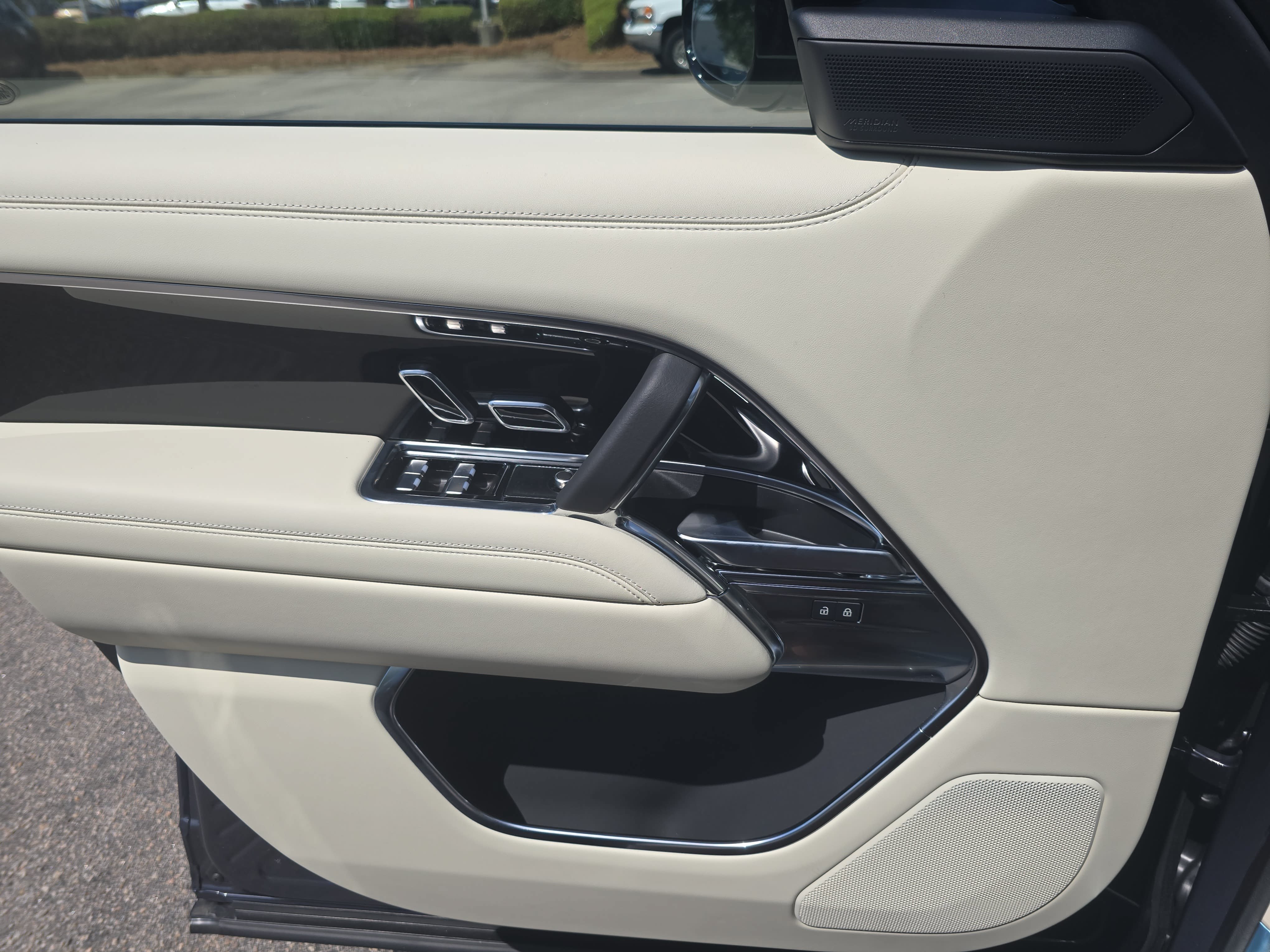 New 2026 Land Rover Range Rover Long Wheelbase SE AWD/4WD image 28