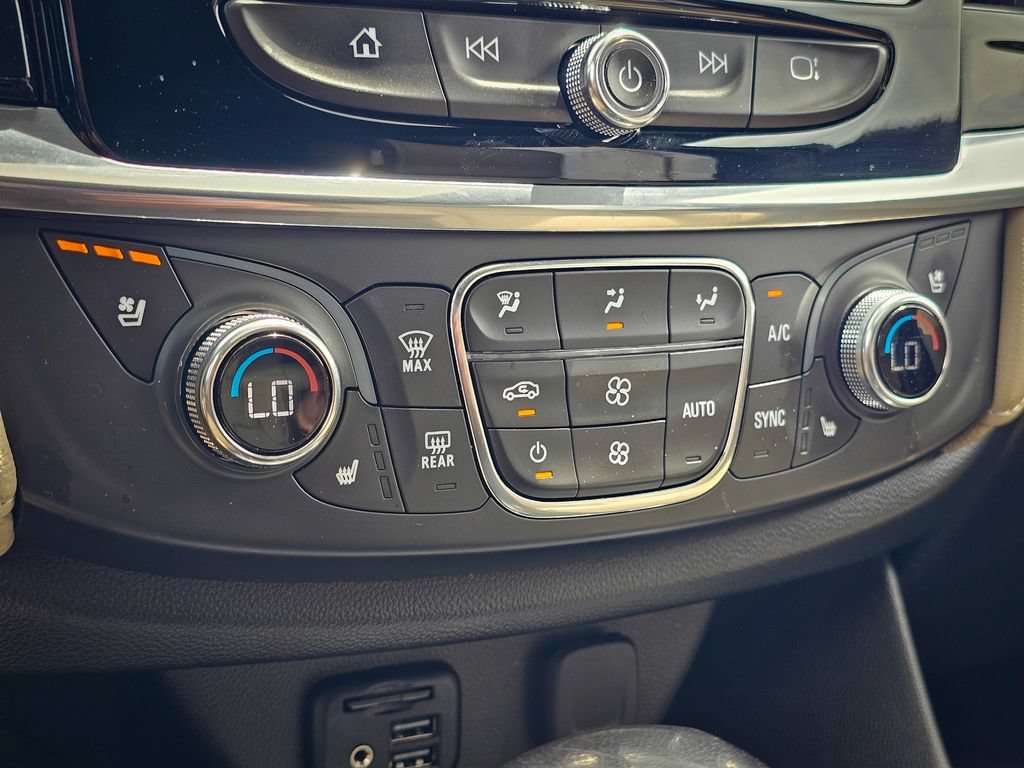 Used 2023 Chevrolet Traverse Premier AWD/4WD image 28