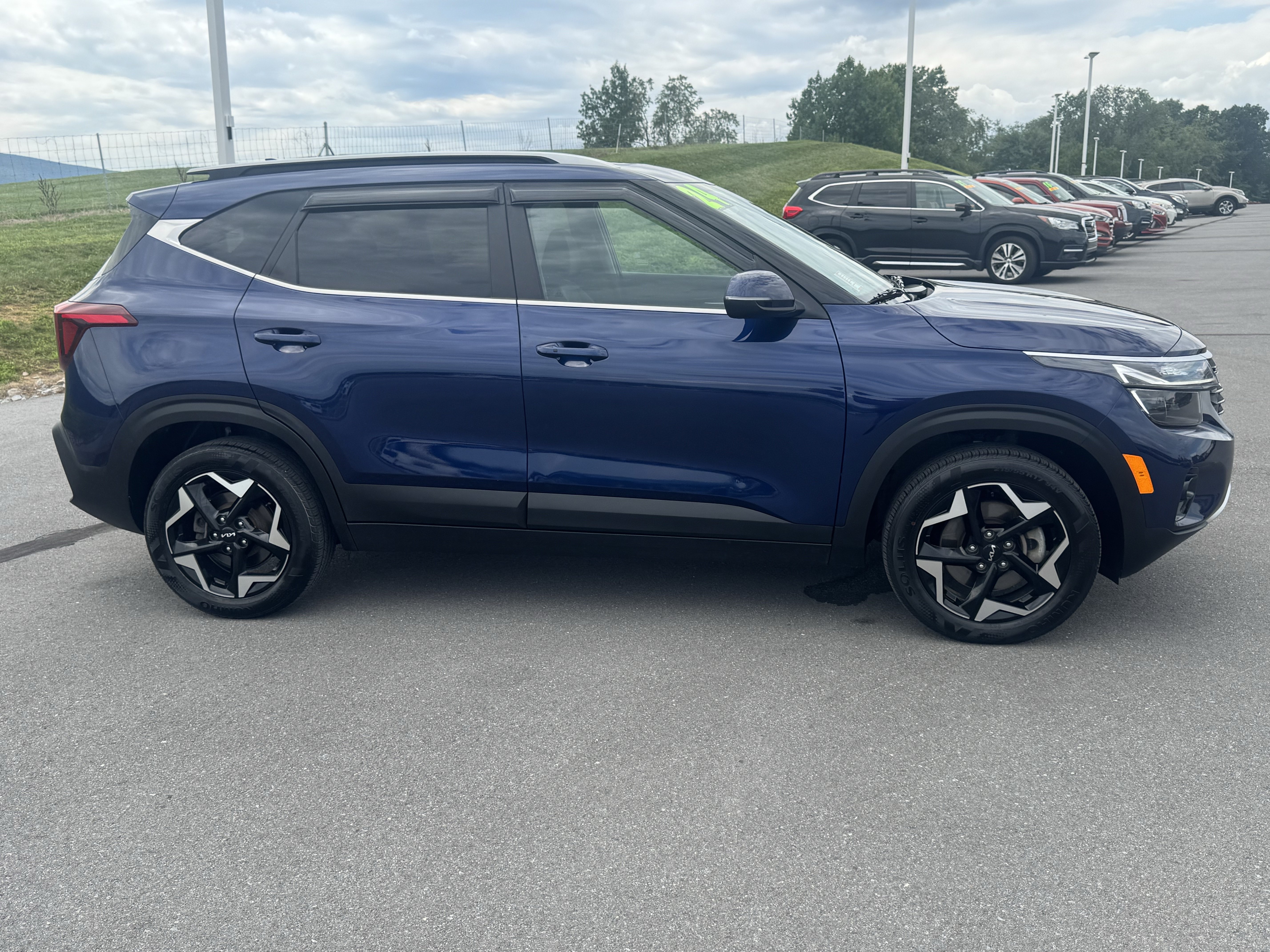Used 2024 Kia Seltos EX AWD/4WD image 2
