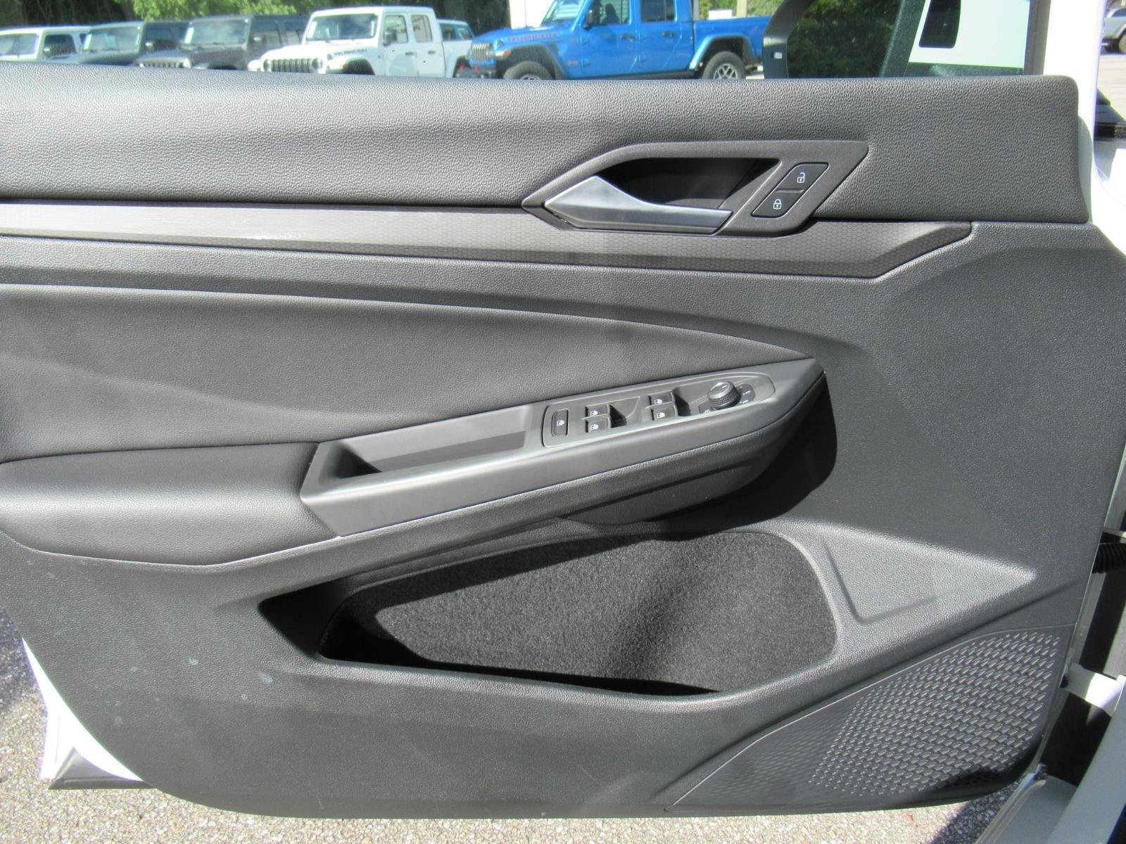 Used 2022 Volkswagen GTI SE FWD image 16