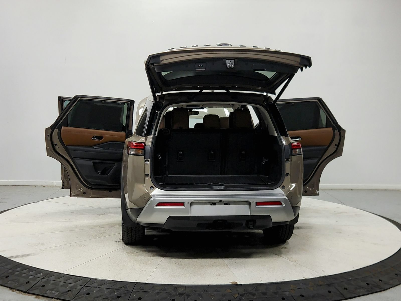 Used 2023 Nissan Pathfinder Platinum w/ Cargo Package AWD/4WD image 15