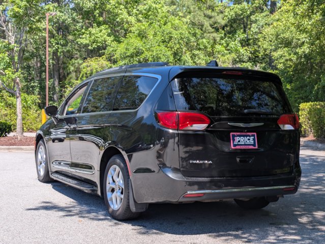 Used 2017 Chrysler Pacifica Touring-L w/ Tire & Wheel Group FWD image 8