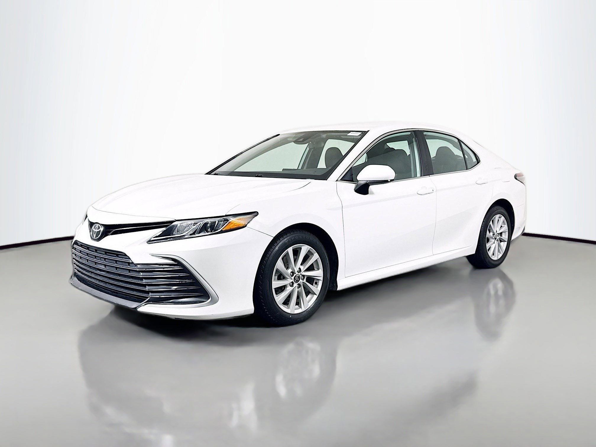 Used 2022 Toyota Camry LE image 4