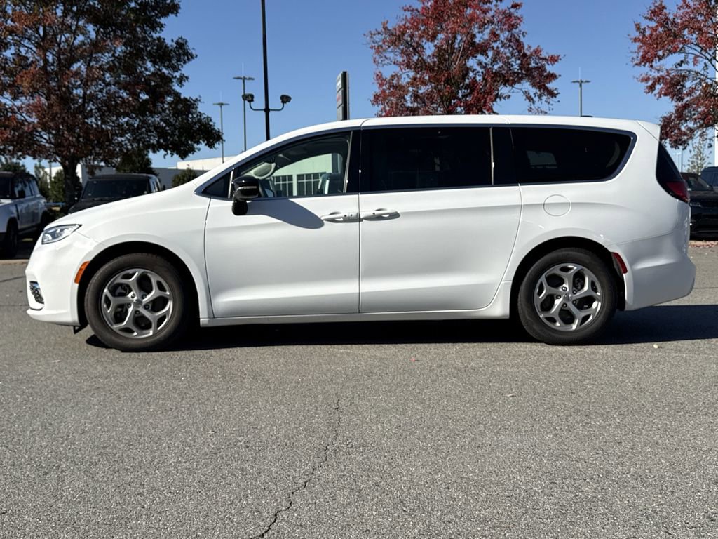 Used 2024 Chrysler Pacifica Limited image 2