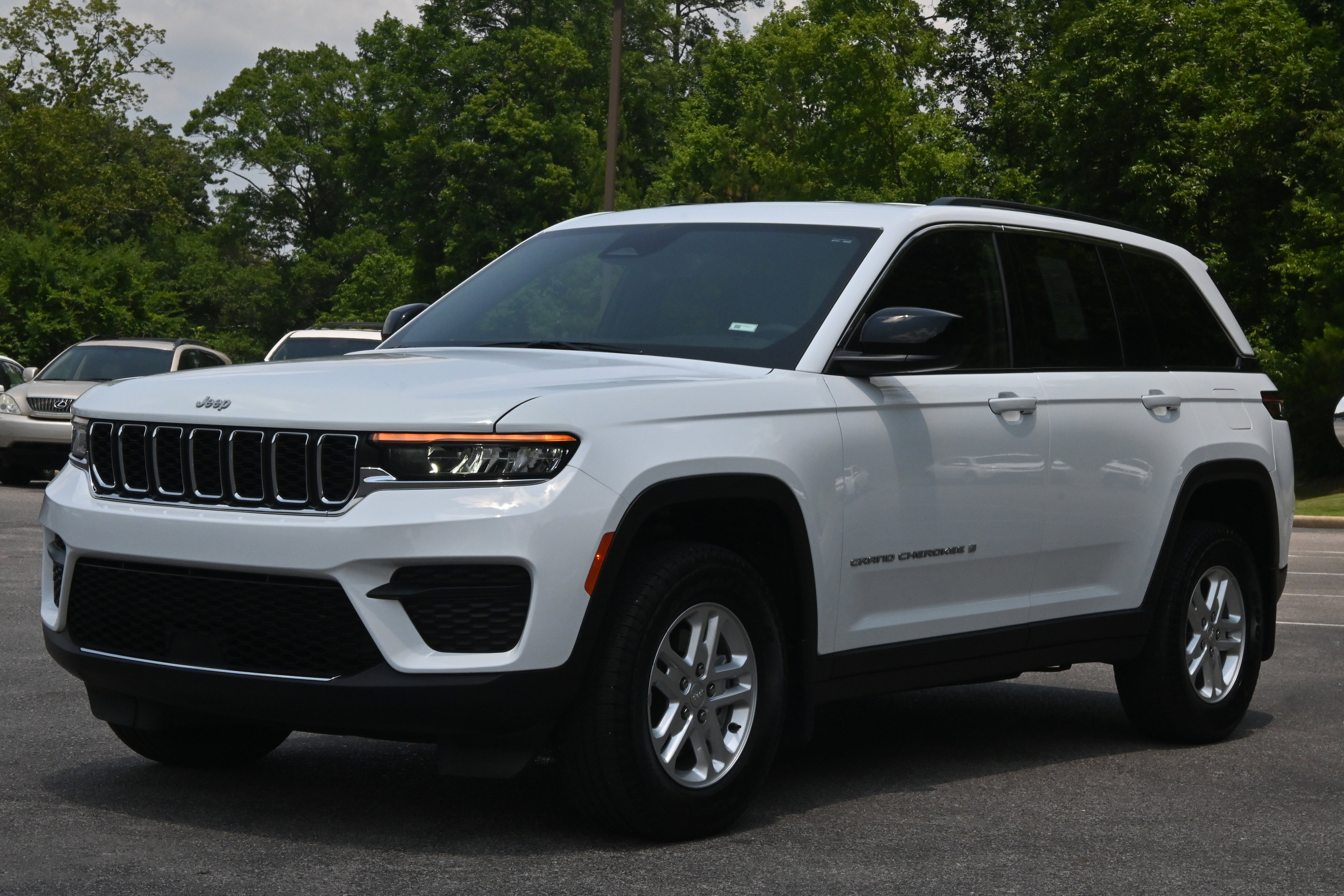 Used 2024 Jeep Grand Cherokee Laredo w/ MOPAR Finishing Package image 5