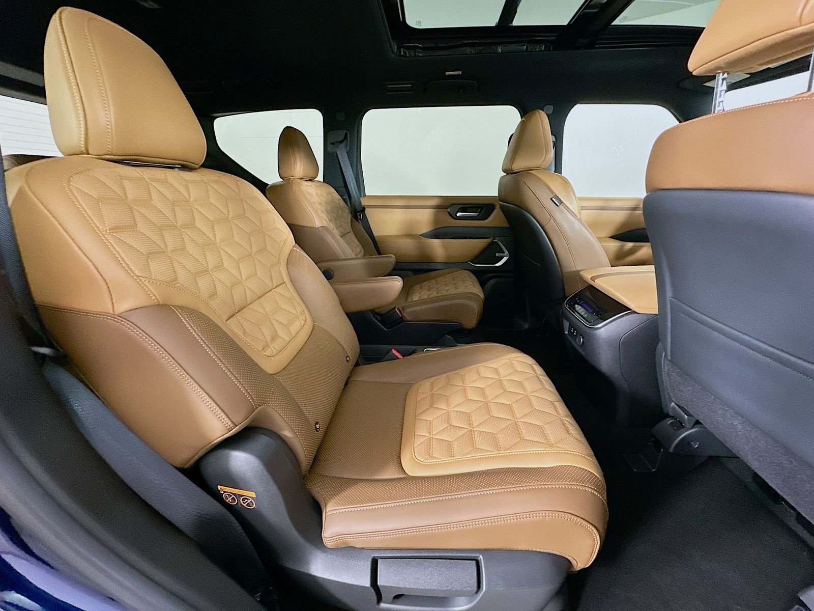 Used 2025 Nissan Armada Platinum Reserve AWD/4WD image 44