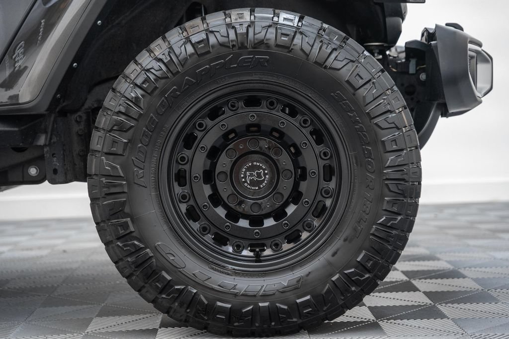 Used 2024 Jeep Wrangler Unlimited Sahara w/ Technology Group AWD/4WD image 19