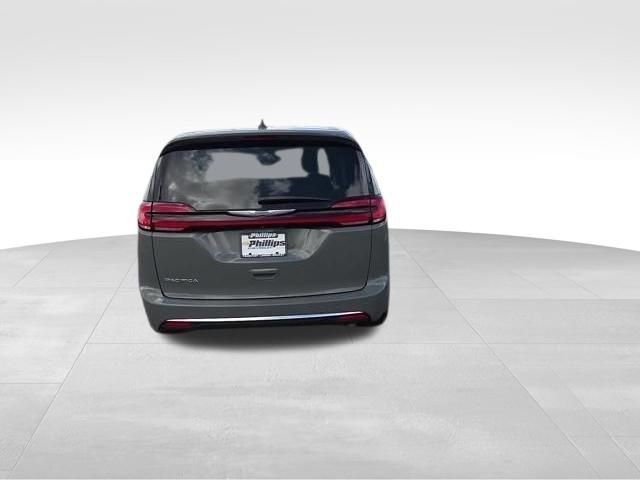 Used 2023 Chrysler Pacifica Touring-L FWD image 9
