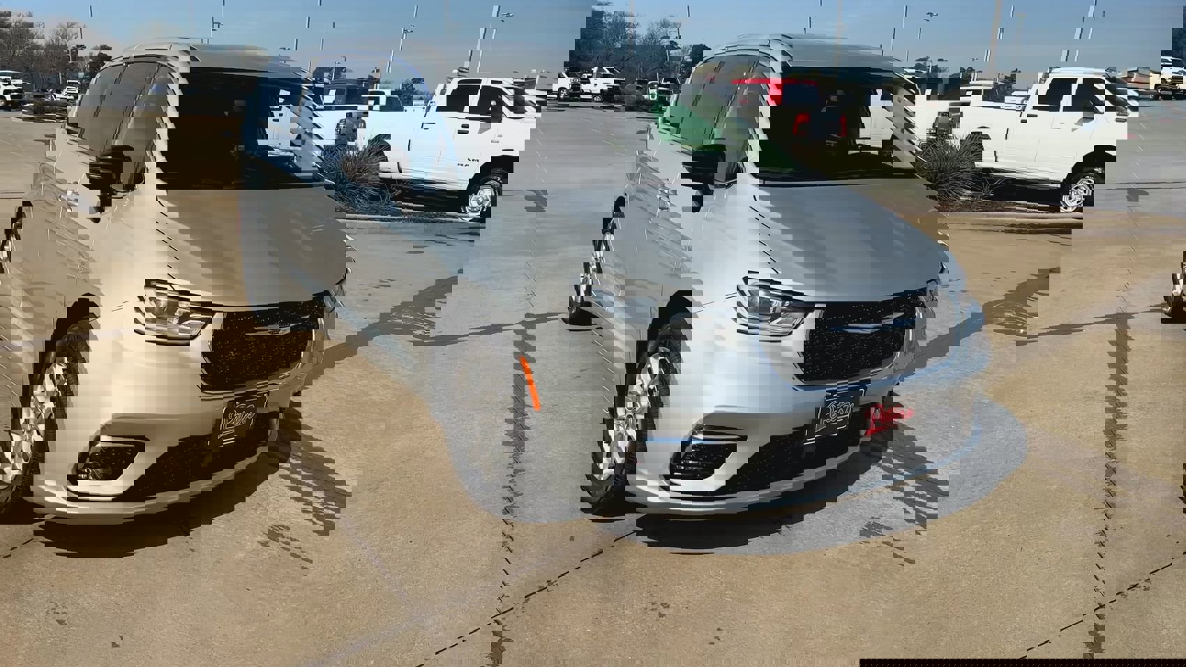 Used 2024 Chrysler Pacifica Touring-L image 2