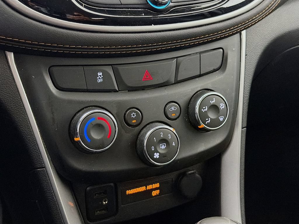 Used 2022 Chevrolet Trax LT w/ LT Convenience Package AWD/4WD image 19