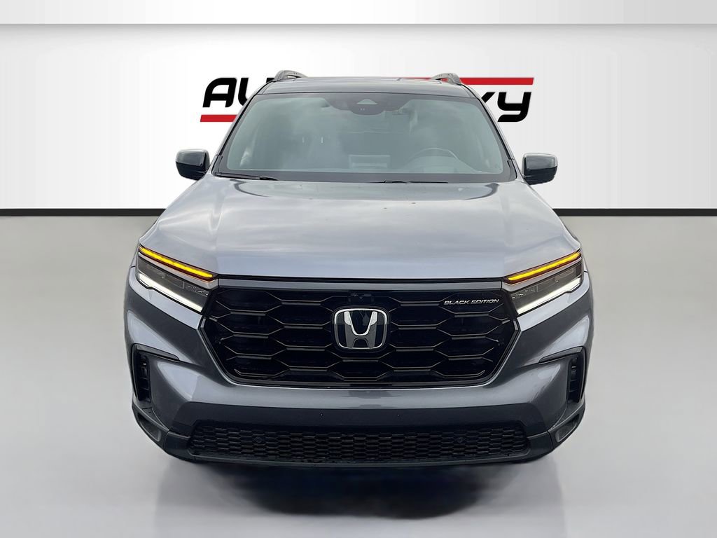 Used 2025 Honda Pilot Black Edition image 2