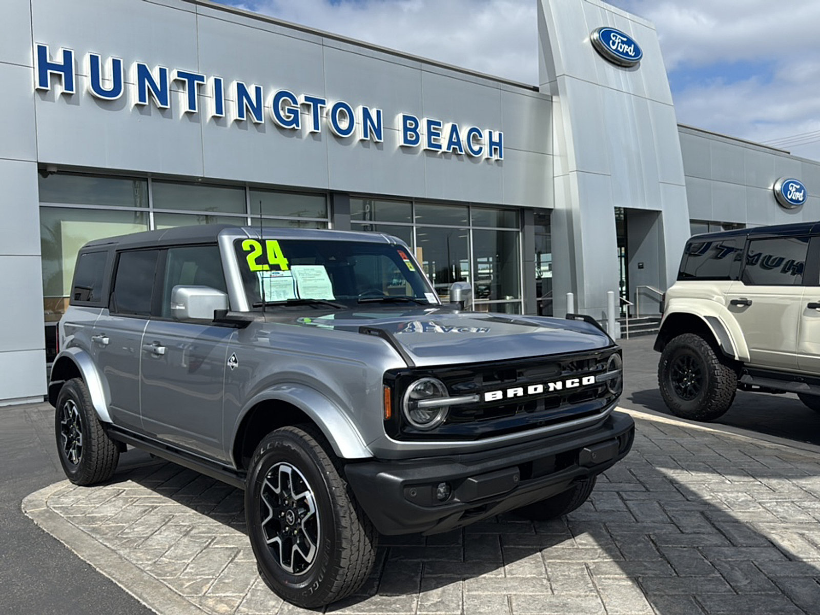 Used 2024 Ford Bronco Outer Banks AWD/4WD image 1