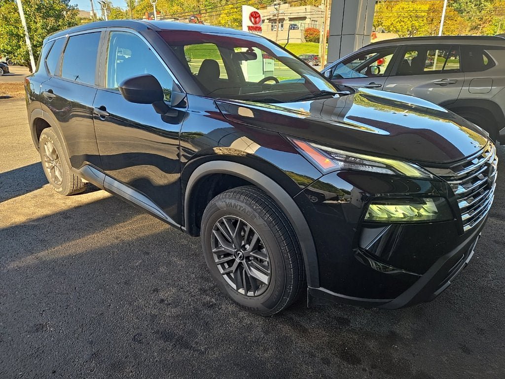 Used 2024 Nissan Rogue S FWD image 3