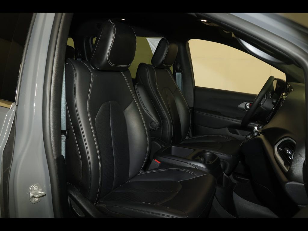 Used 2025 Chrysler Pacifica Select image 27