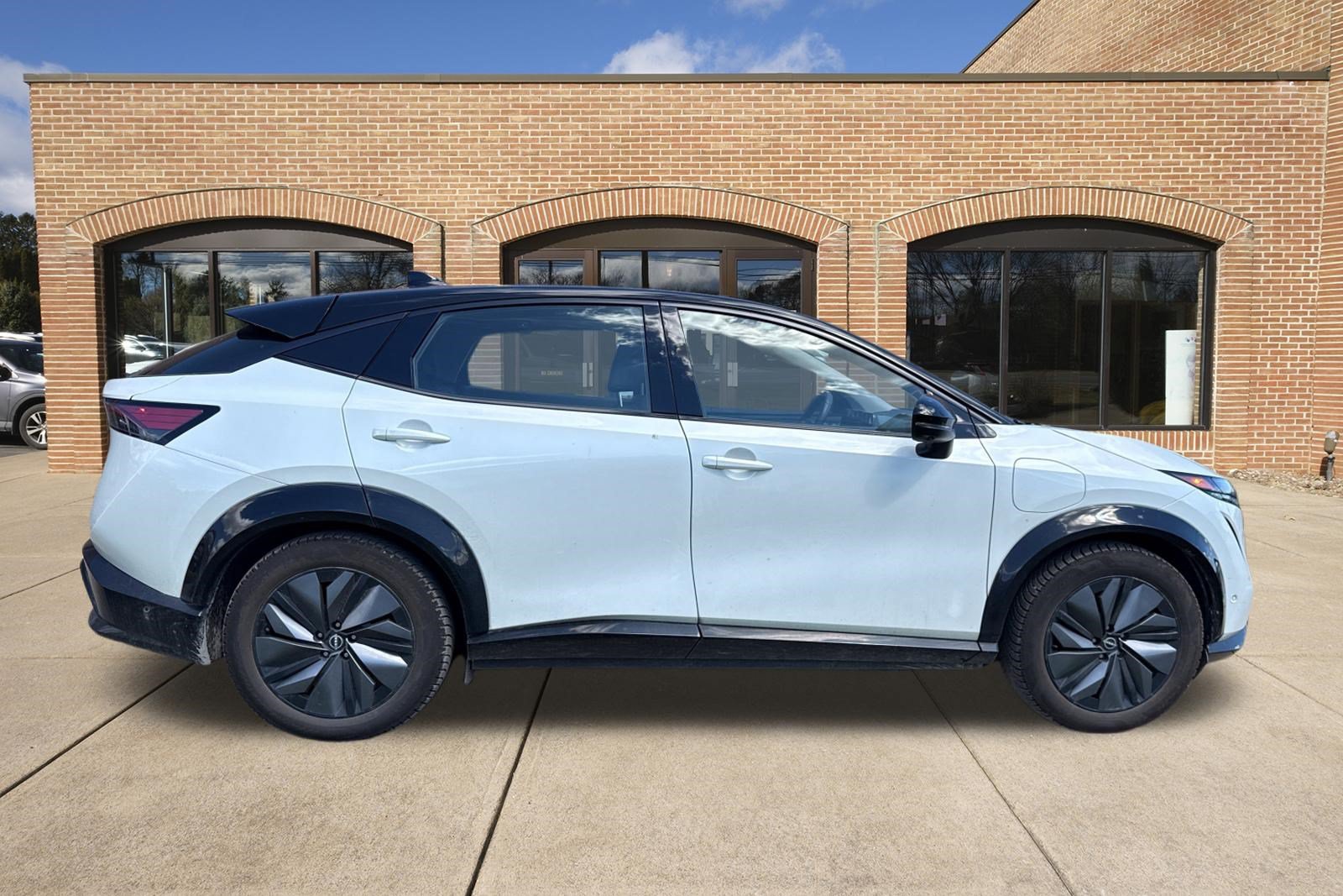 Used 2023 Nissan Ariya AWD/4WD image 2
