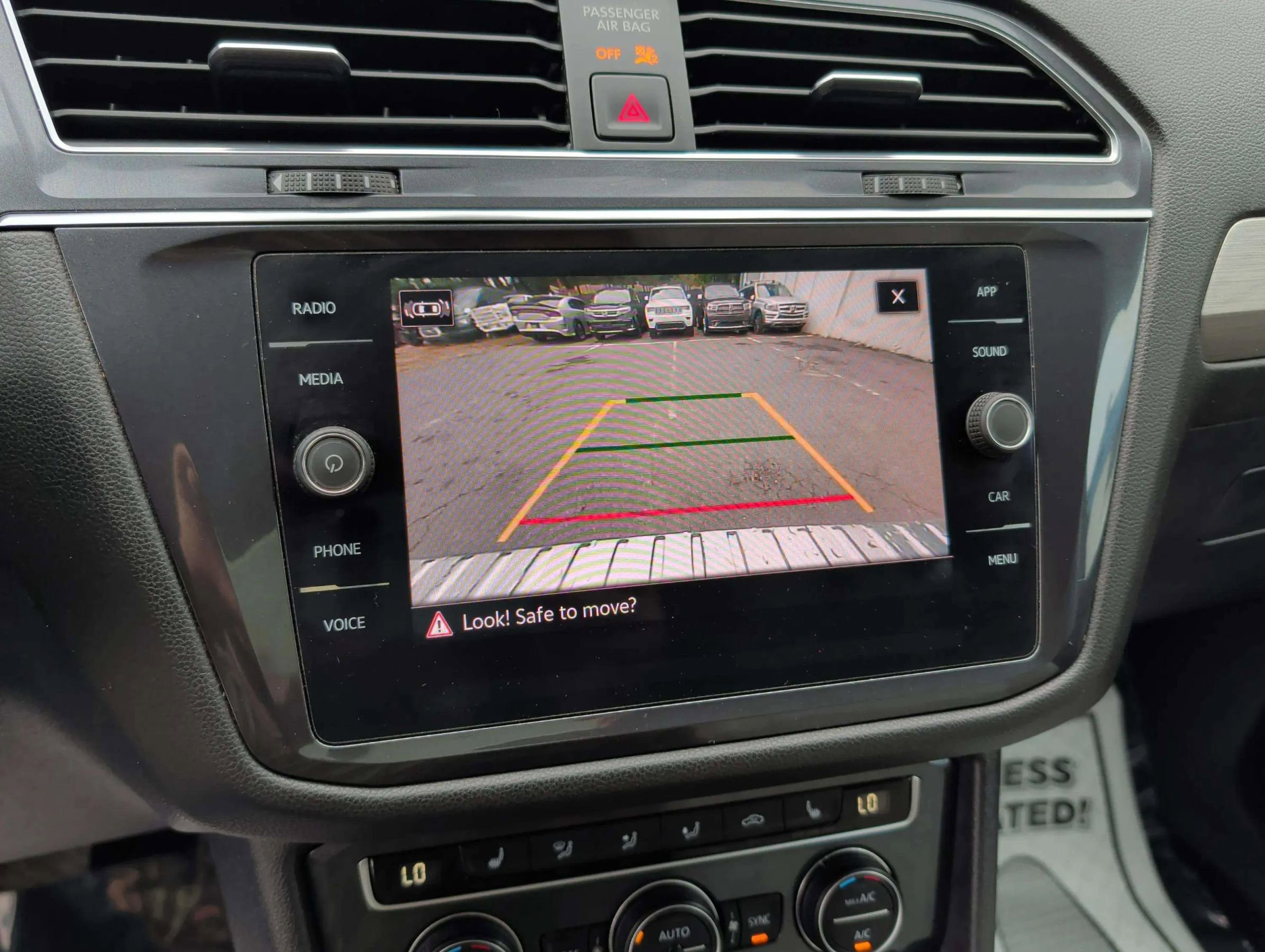 Used 2021 Volkswagen Tiguan SE image 28