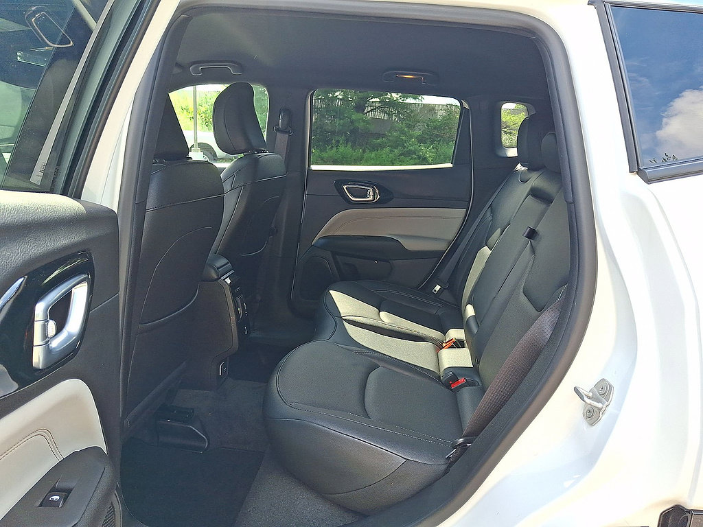 Used 2025 Jeep Compass Limited w/ Elite Group AWD/4WD image 13