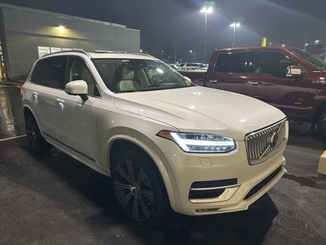 Used 2023 Volvo XC90 B6 Ultimate w/ Lounge Package image 11