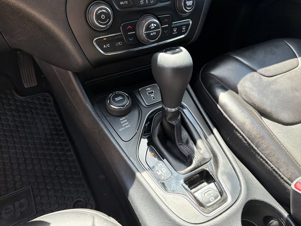 Used 2020 Jeep Cherokee Latitude Plus AWD/4WD image 28