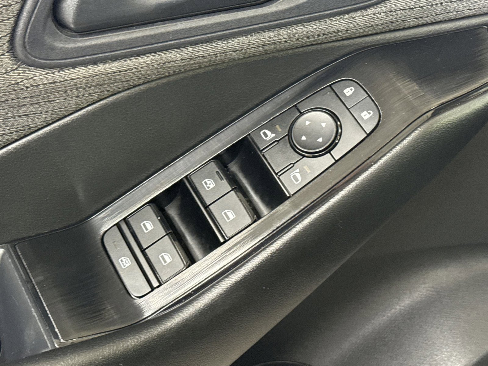 Used 2023 Nissan Rogue S image 19