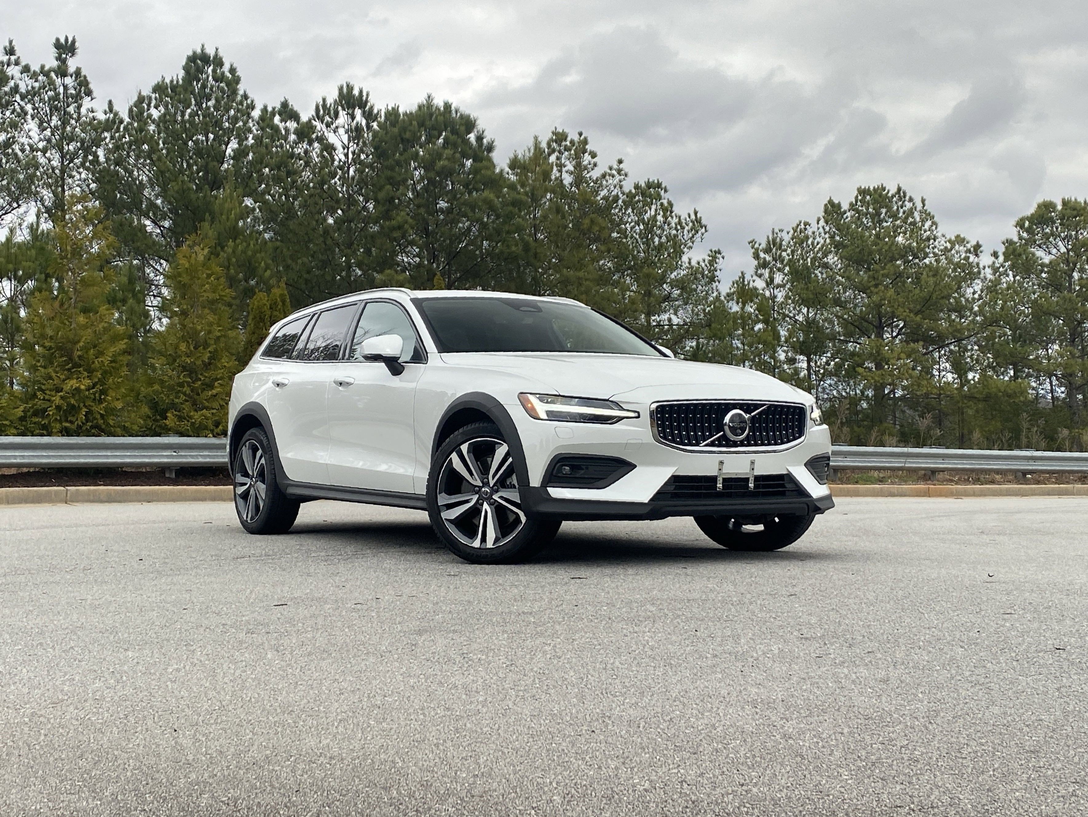 Used 2025 Volvo V60 B5 Cross Country Plus image 2