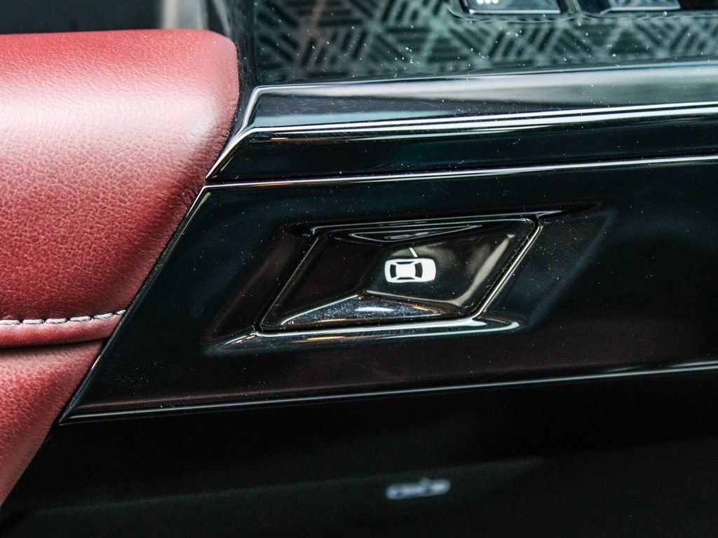 Used 2024 BMW i7 xDrive60 image 11