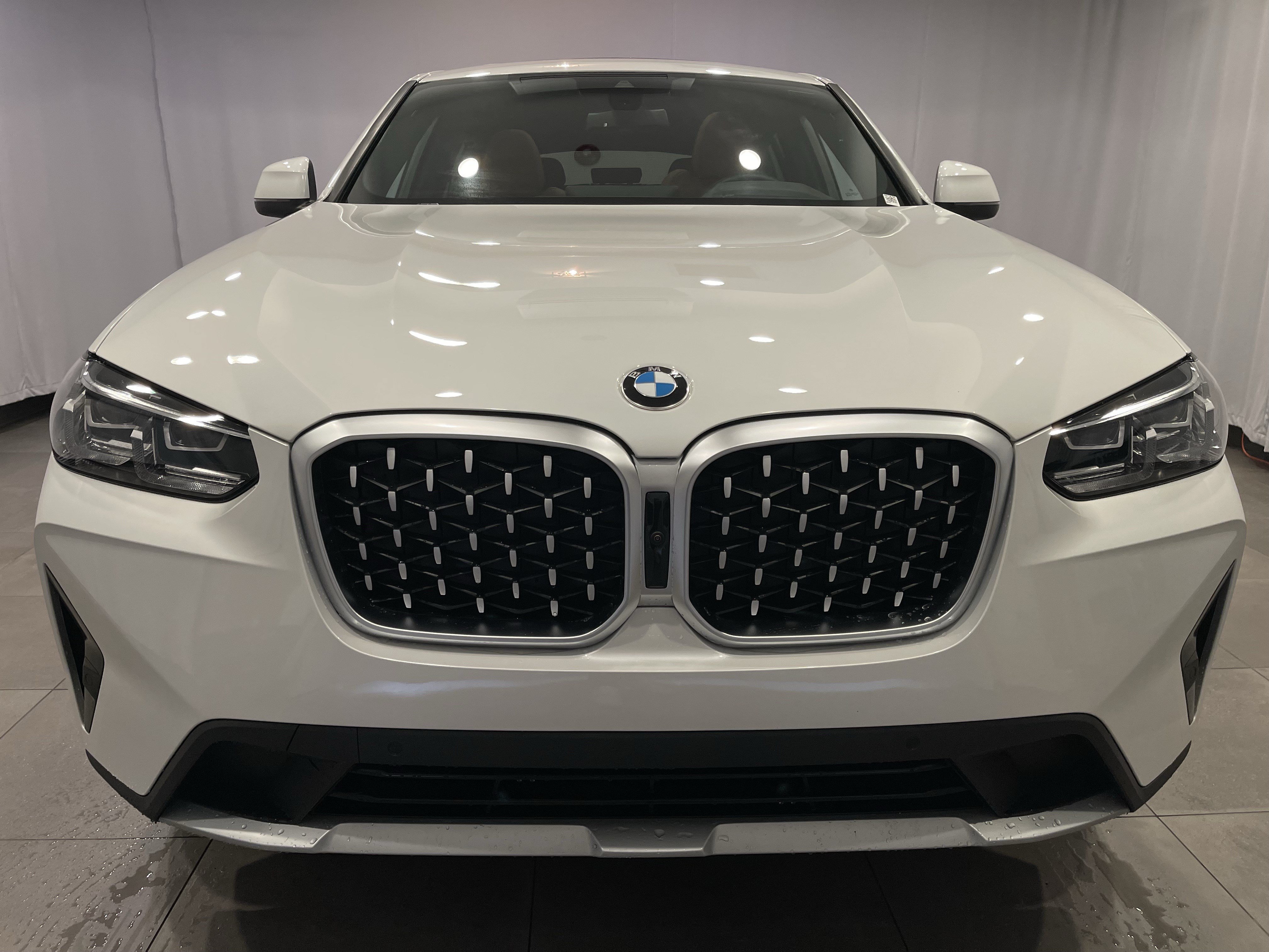 Used 2025 BMW X4 xDrive30i AWD/4WD image 2