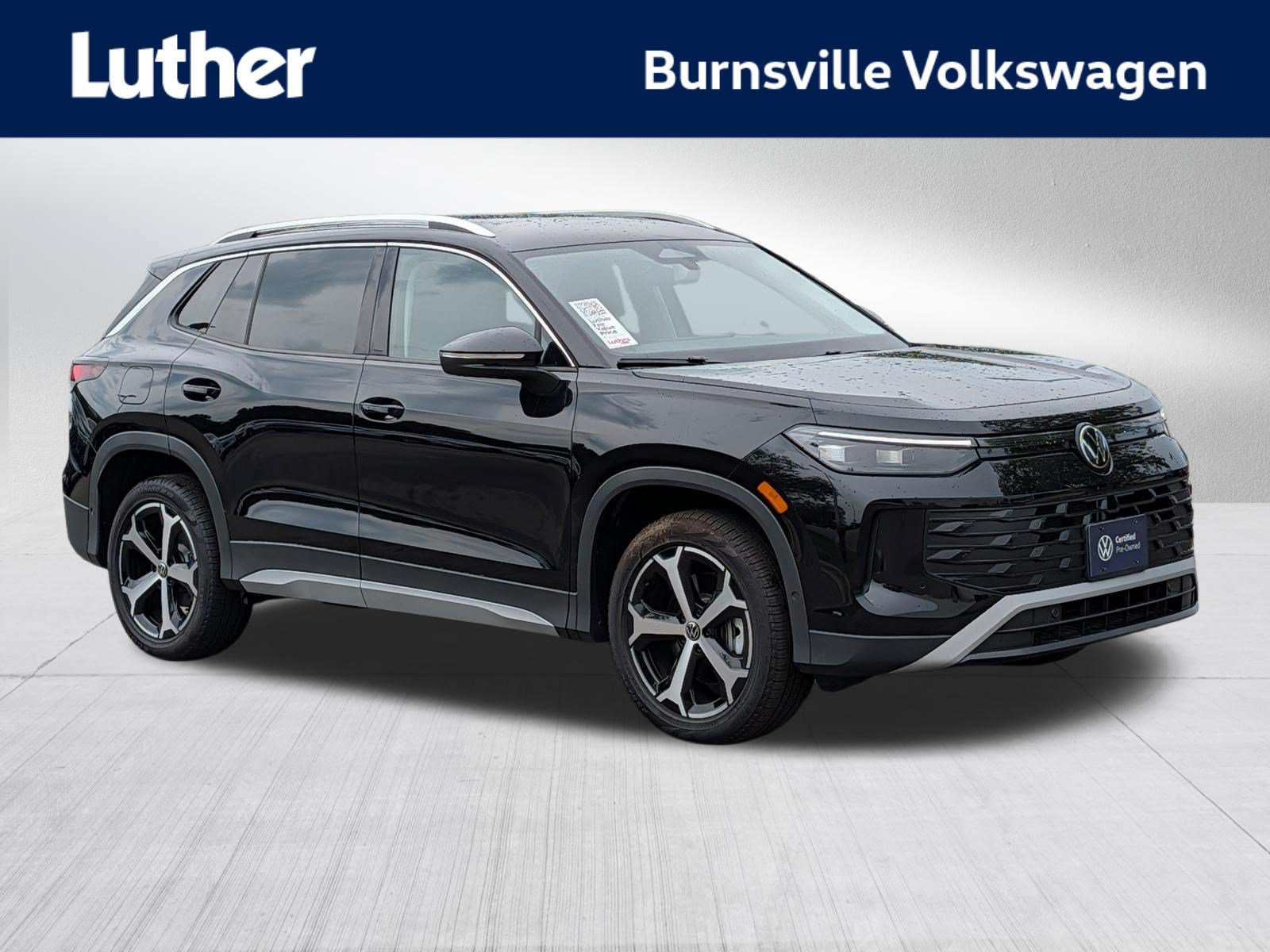 Used 2025 Volkswagen Tiguan SE AWD/4WD image 1