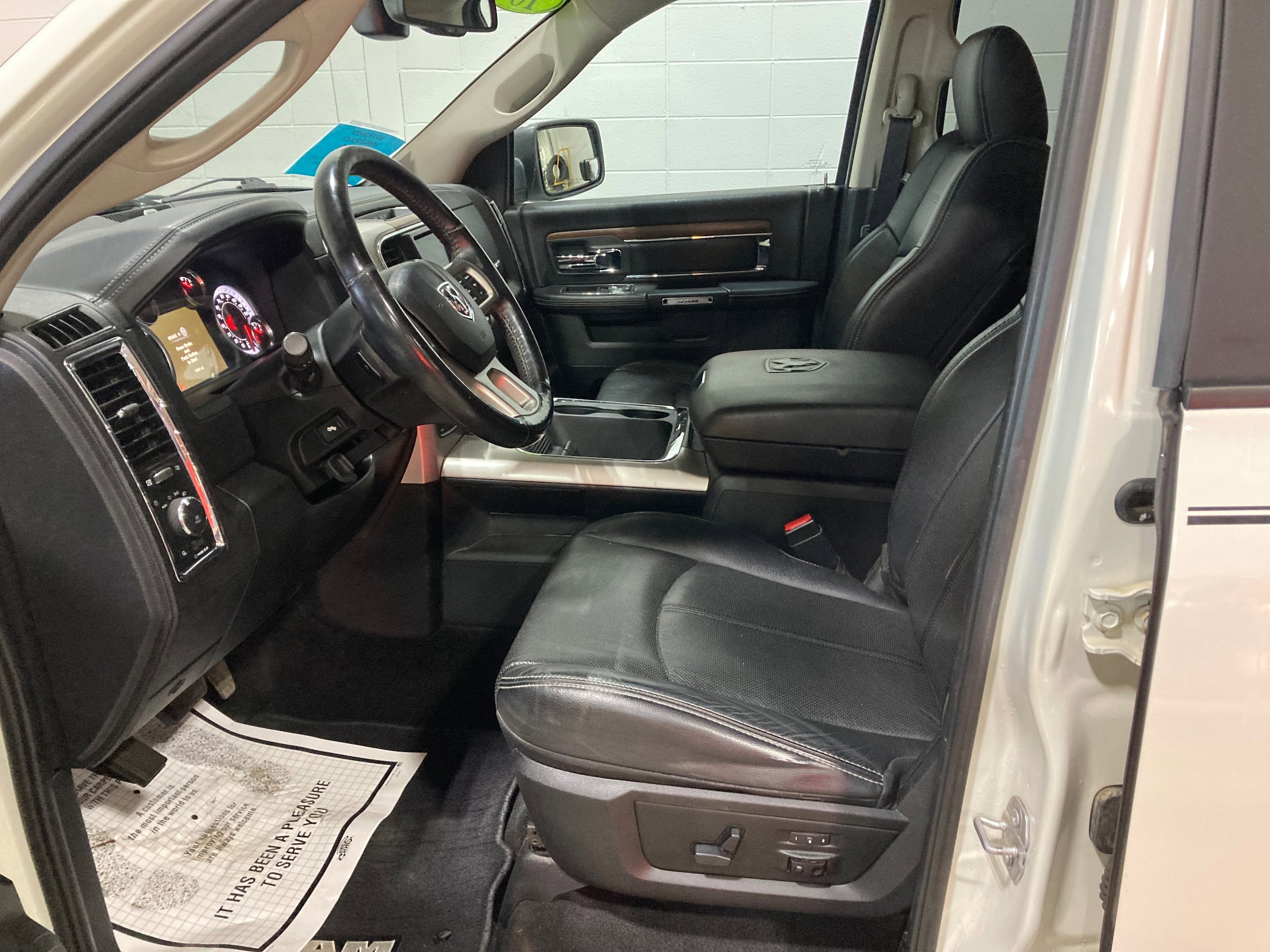 Used 2018 RAM 1500 Laramie w/ Convenience Group AWD/4WD image 24