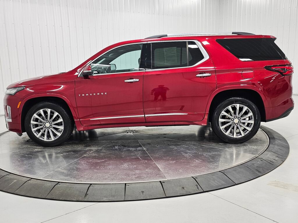 Used 2023 Chevrolet Traverse Premier image 2