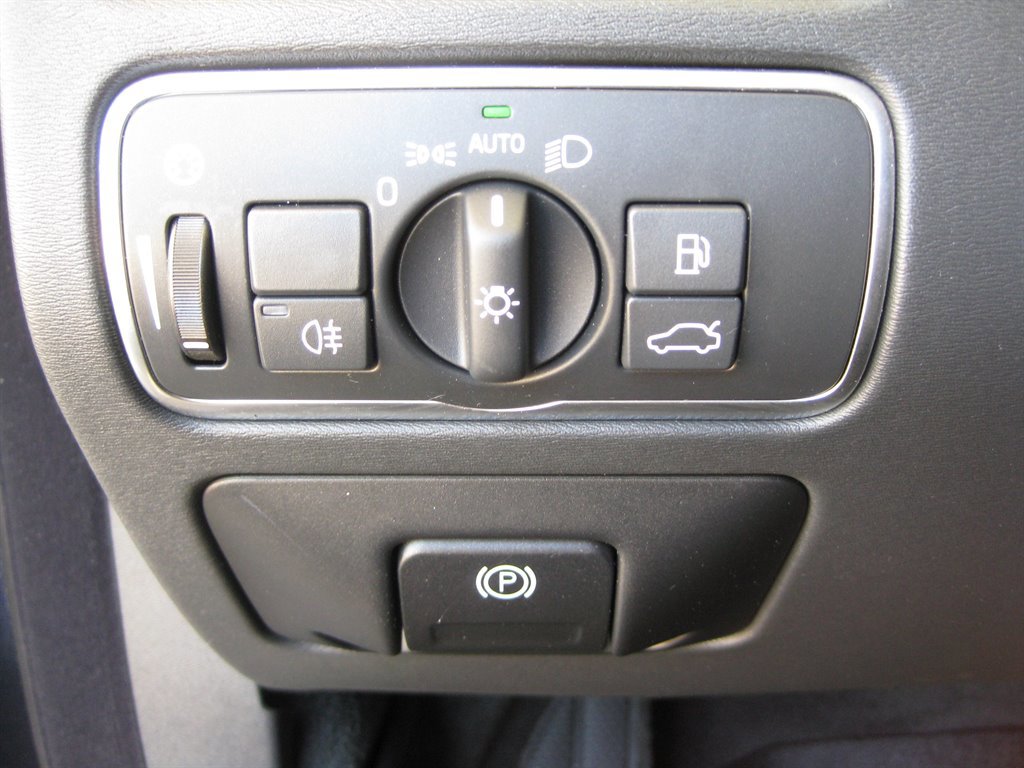 Used 2016 Volvo XC70 T5 Premier w/ Proximity Package FWD image 15