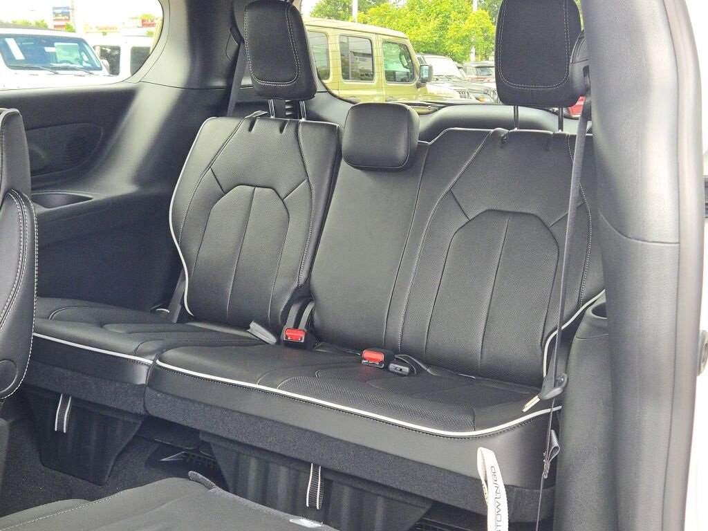 New 2026 Chrysler Pacifica Limited w/ S Appearance Package image 19