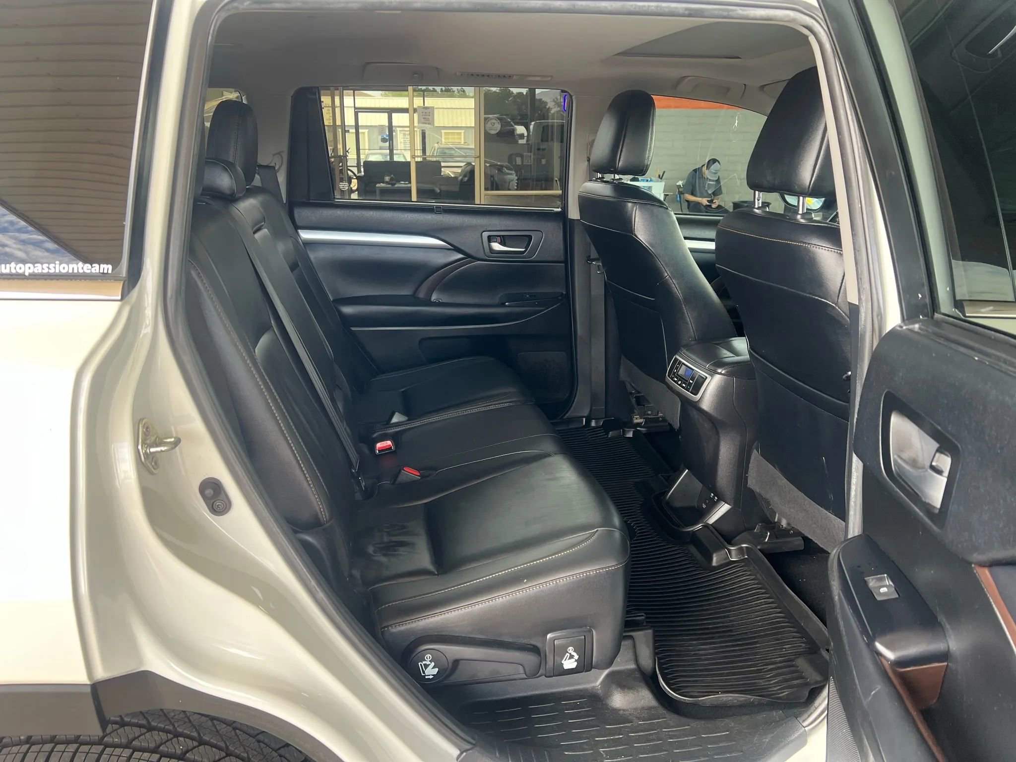 Used 2019 Toyota Highlander SE image 37