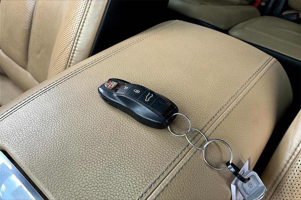 Used 2018 Porsche Cayenne Platinum Edition w/ Premium Package Plus image 9