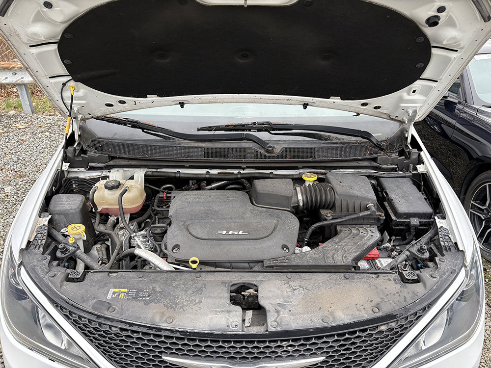 Used 2017 Chrysler Pacifica Touring-L FWD image 7
