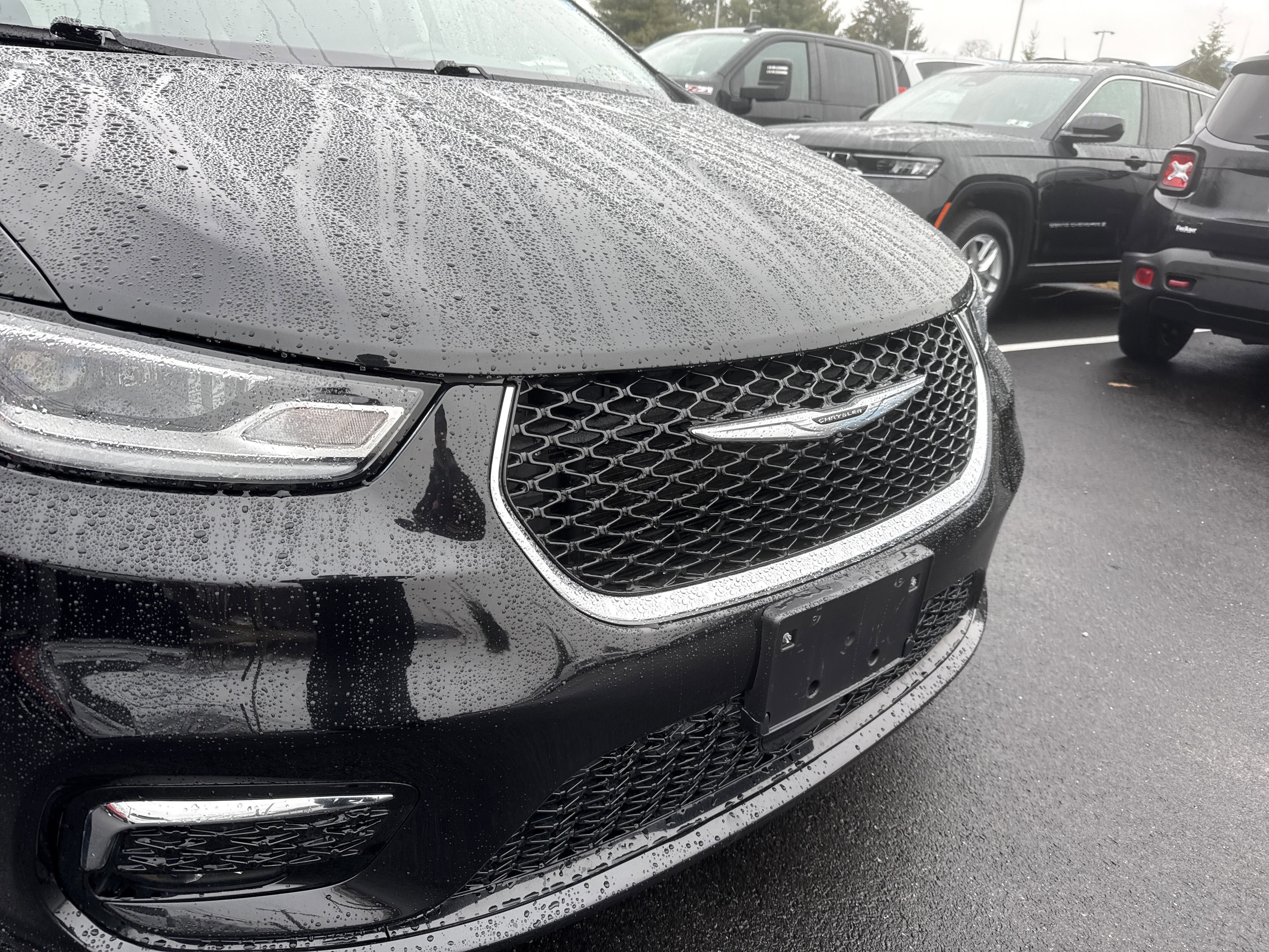 Used 2022 Chrysler Pacifica Touring-L image 3