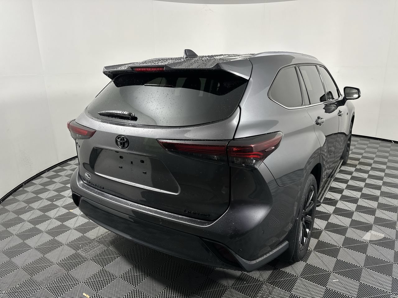 Used 2024 Toyota Highlander Limited FWD image 3