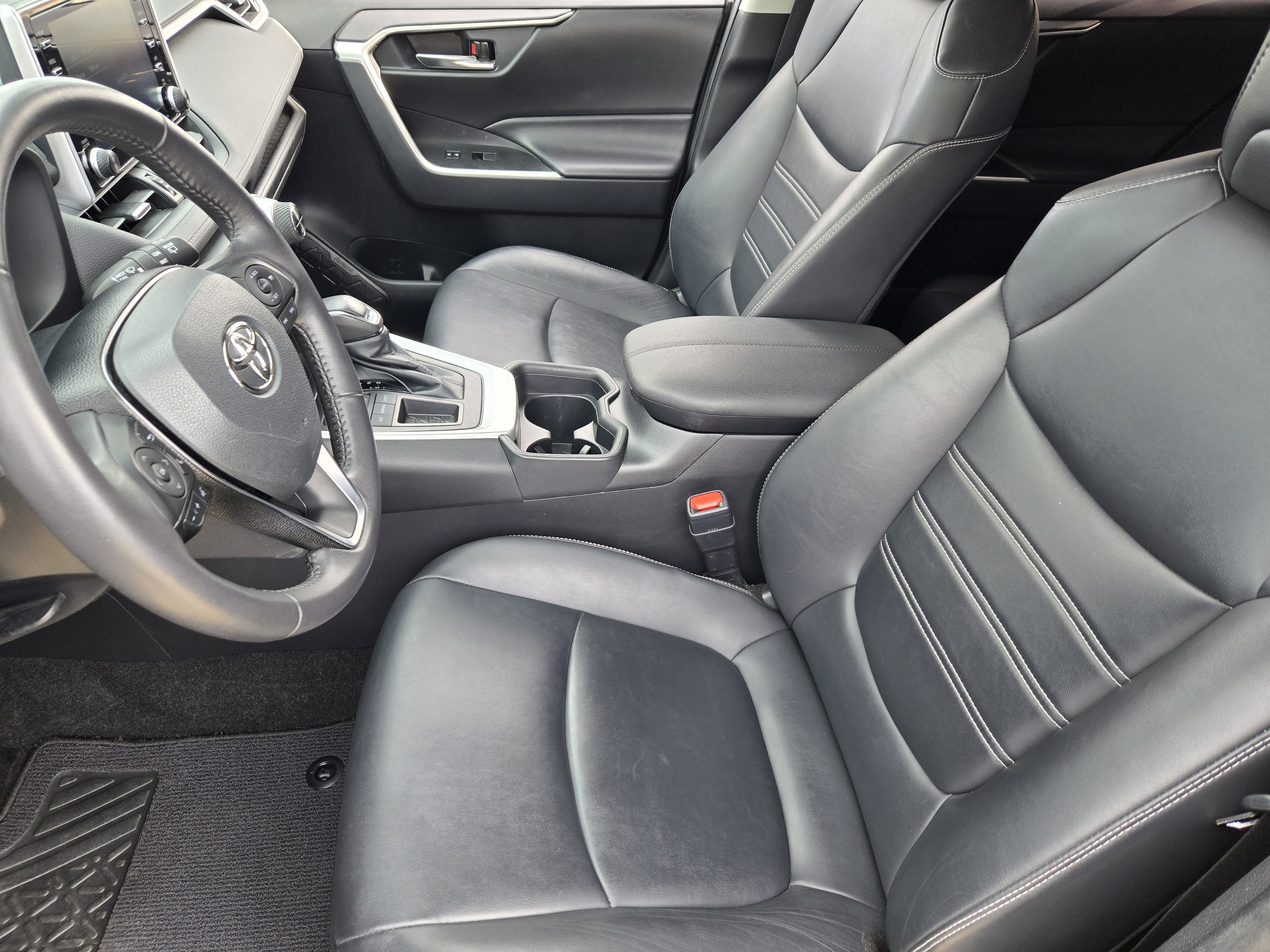 Used 2020 Toyota RAV4 XLE Premium image 18