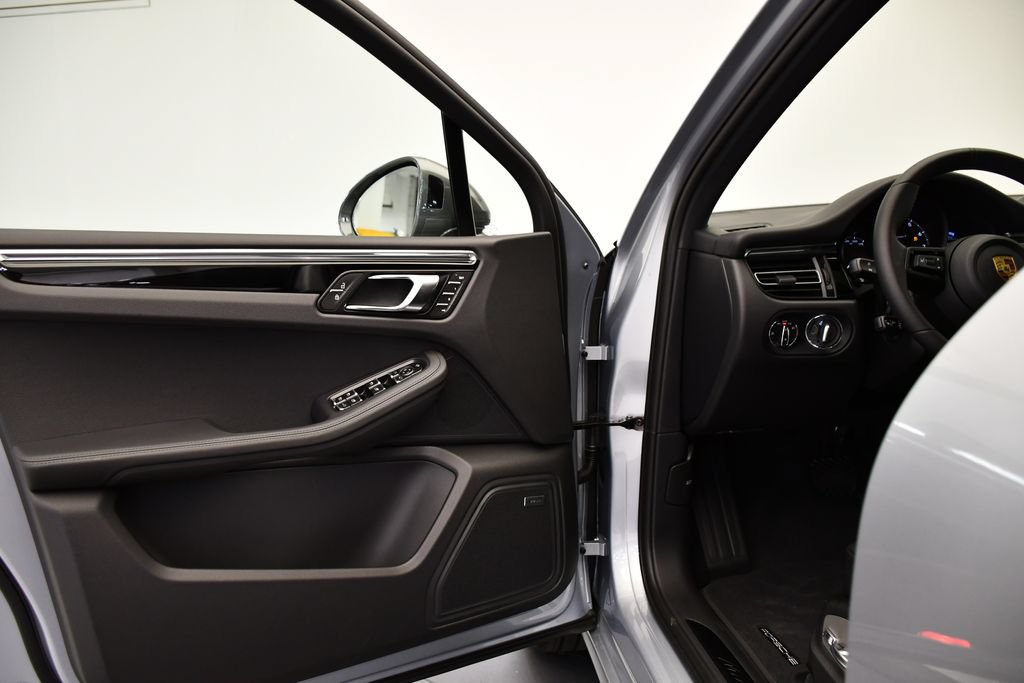 Certified 2026 Porsche Macan Turbo AWD/4WD image 35