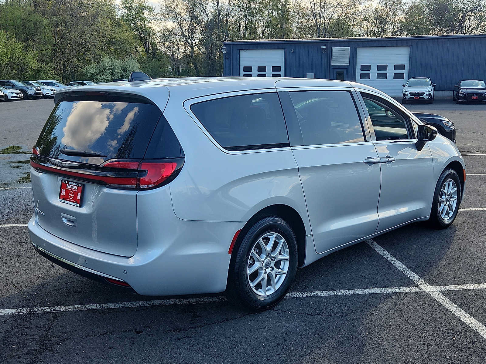 Used 2024 Chrysler Pacifica Touring-L FWD image 4