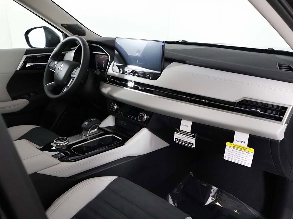 New 2025 Mitsubishi Outlander SE image 31