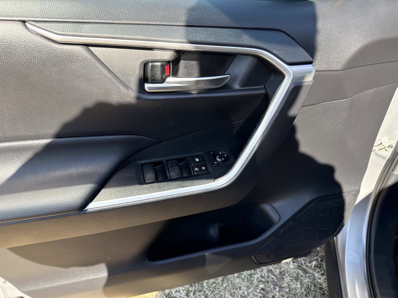 Used 2020 Toyota RAV4 XLE image 19