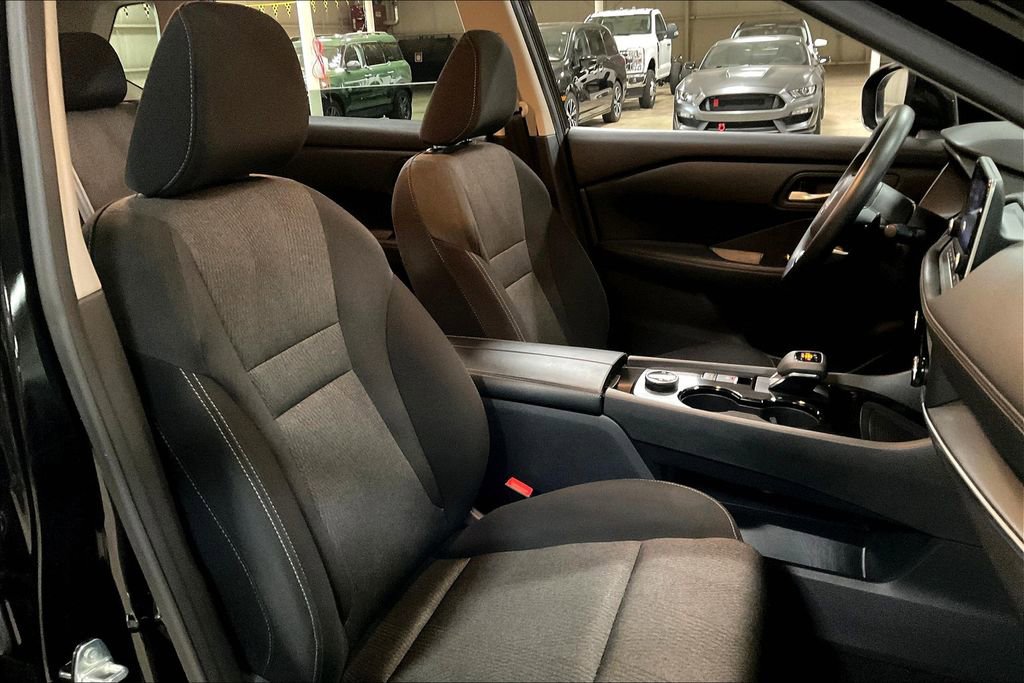 Used 2024 Nissan Rogue SV image 7